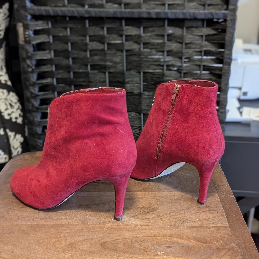 Marc Fisher Women's Red Peep-Toe Ankle Boots Suede Look Office Chic Sz 9.5 - Picture 7 of 8